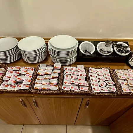 Ξενοδοχείο Red White 2*