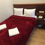 Otel Red White 2*